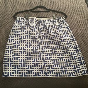 Blue and white checkered skirt from loft size 6 great condition with pockets!
